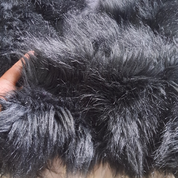 Black Stunning Shrug - Picture 6 of 6